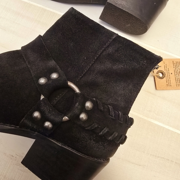 {6} NWT Vintage 7 Alameda Black Suede Western Buckle Ankle Booties - Picture 6 of 15